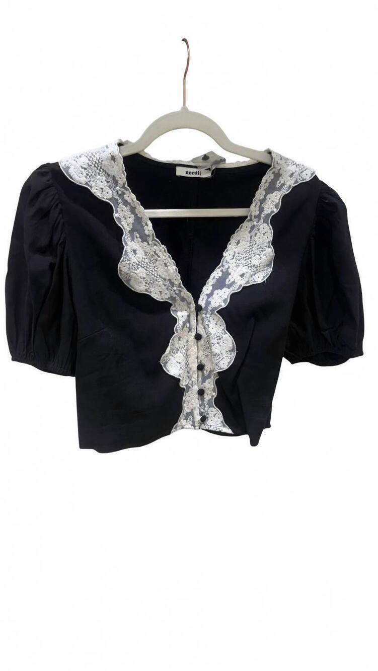 NEW NEEDII women's short puff sleeve lace contrast button down in black